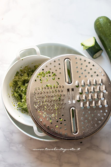 grattugiare le zucchine per polpette di zucchine e ricotta