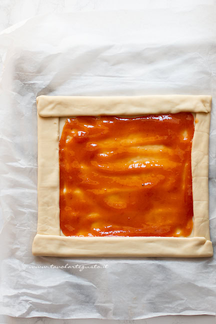 preparare la sfoglia con pesche e marmellata