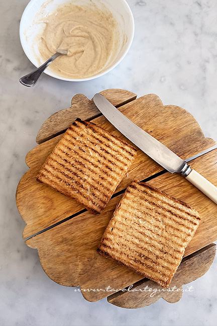 preparare le basi per il banana toast