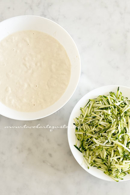 preparare le zeppole (frittelle di zucchine)