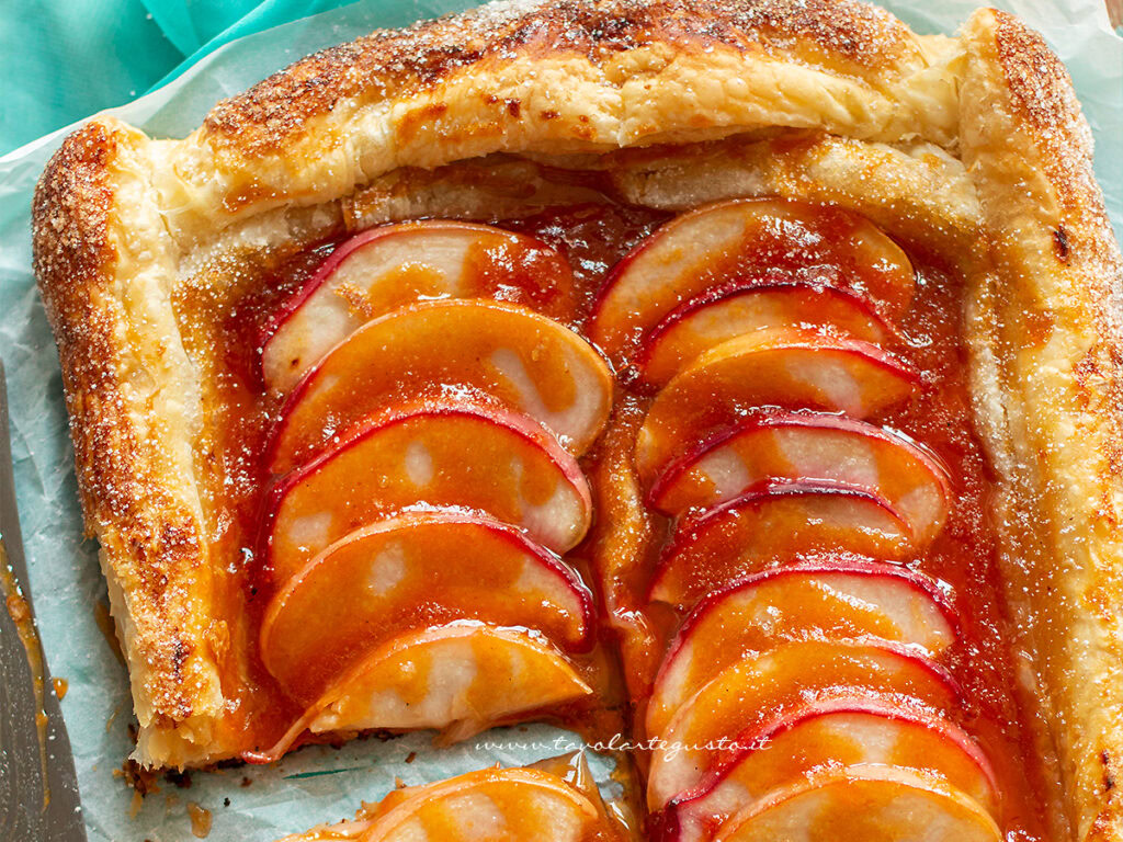 Sfoglia con pesche e marmellata