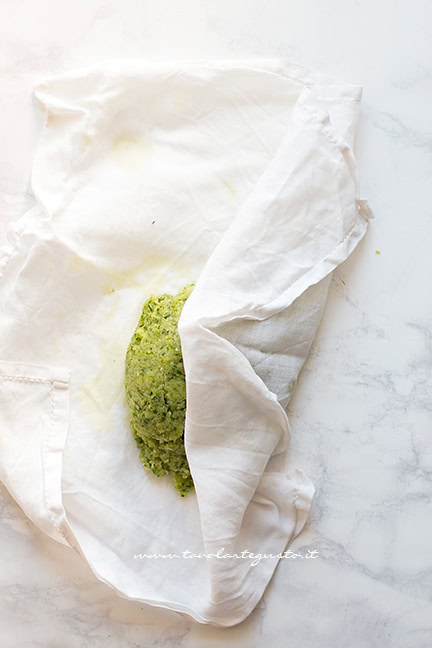 sgocciolare le zucchine per le polpette di zucchine e ricotta