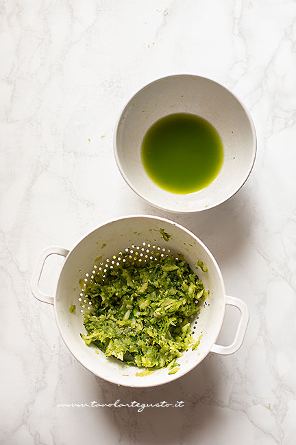 strizzare le zucchine per fare il pesto di zucchine