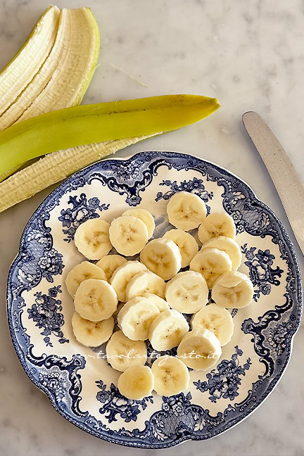 tagliare la banana a fettine per il banana toast