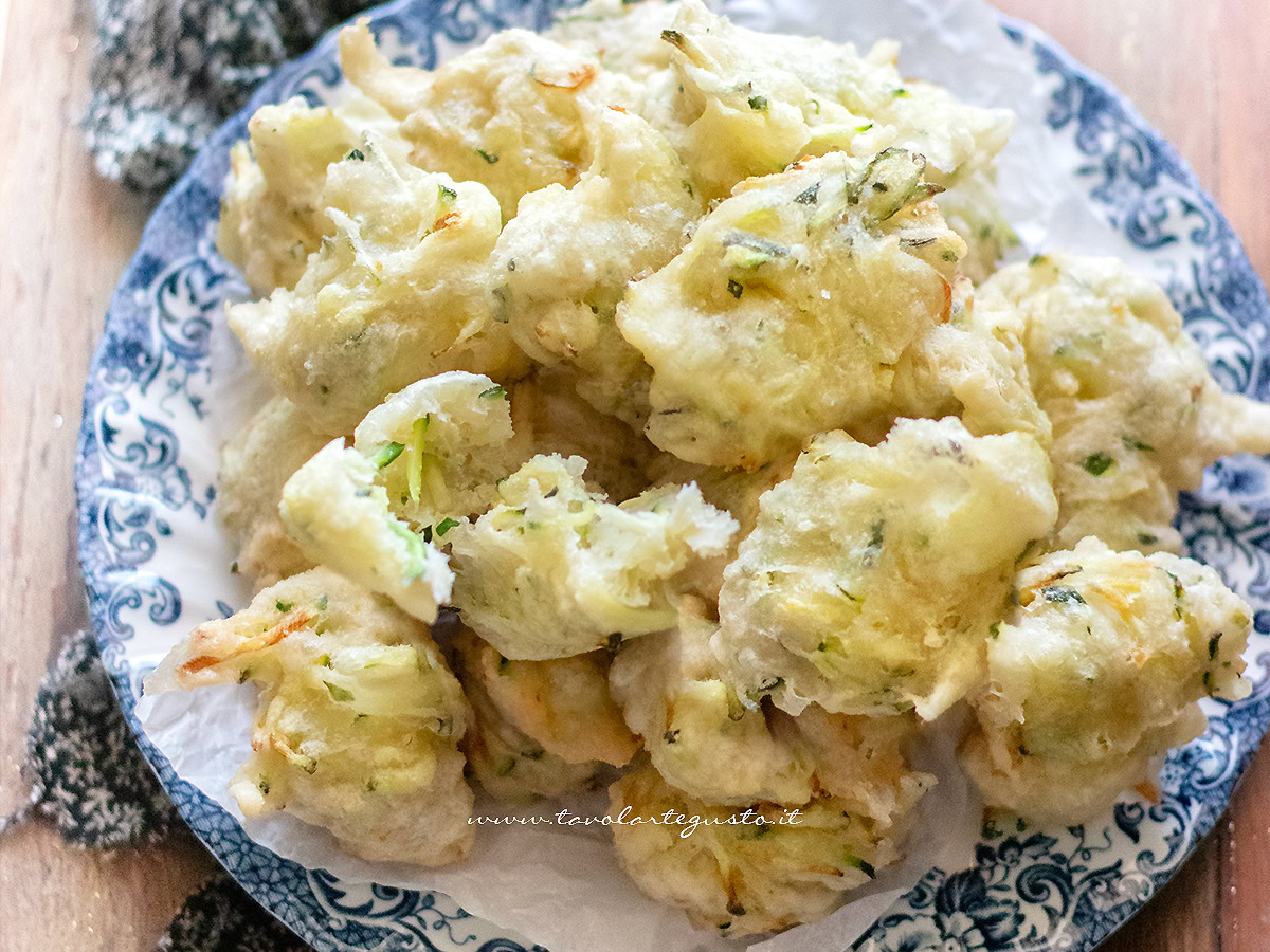 zeppole di zucchine (frittelle di zucchine)
