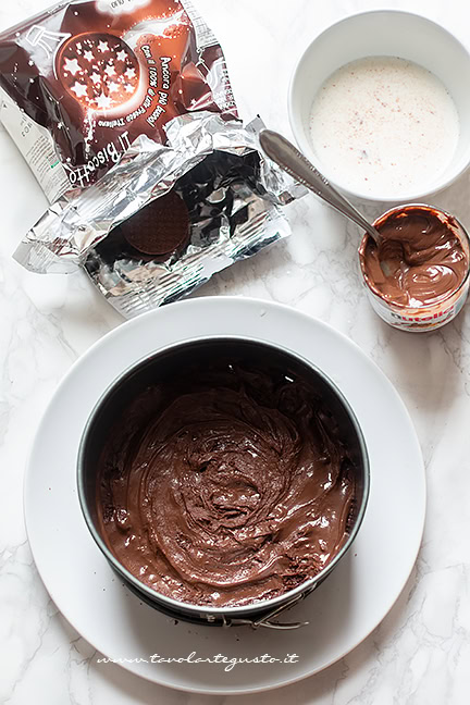 alternare strati di panna e nutella nella torta pan di stelle