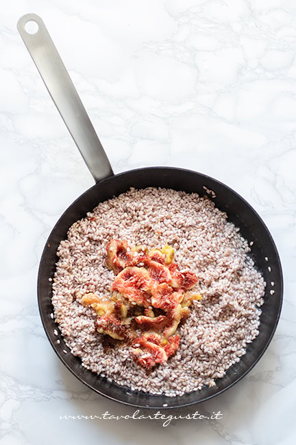 cuocere e servire il risotto ai fichi