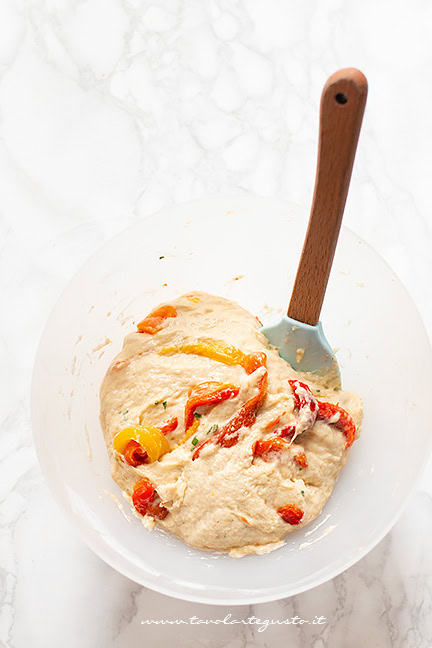 impasto della torta salata con peperoni