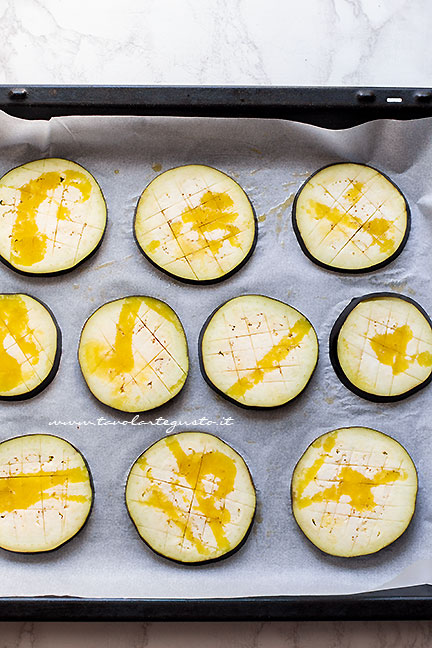 preparare le pizzette di melanzane