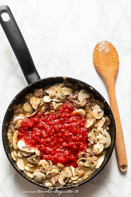 aggiungere il pomodoro al condimento della pasta alla boscaiola
