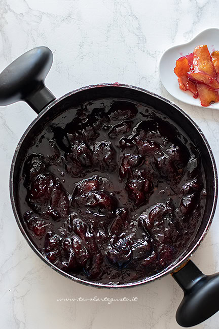 cuocere la marmellata di prugne