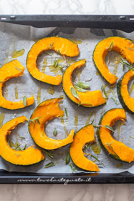 cuocere la zucca per la torta salata alla zucca