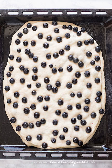 decorare la schiacciata con l'uva