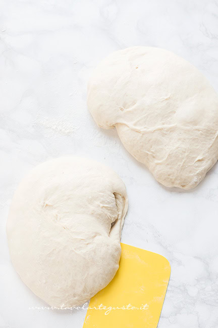 dividere l'impasto della schiacciata con l'uva