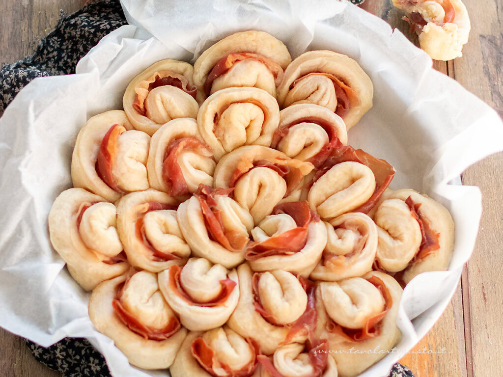 Focaccia pizzicata (sfiziosa e veloce)