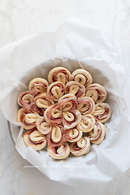 focaccia pizzicata pronta da cuocere