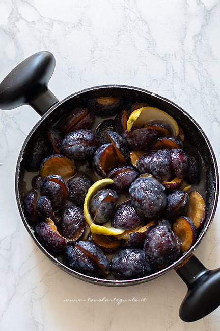 marinare la frutta con limone per la marmellata di prugne