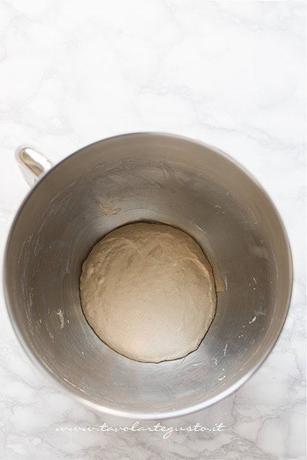 pre impasto della schiacciata con l'uva