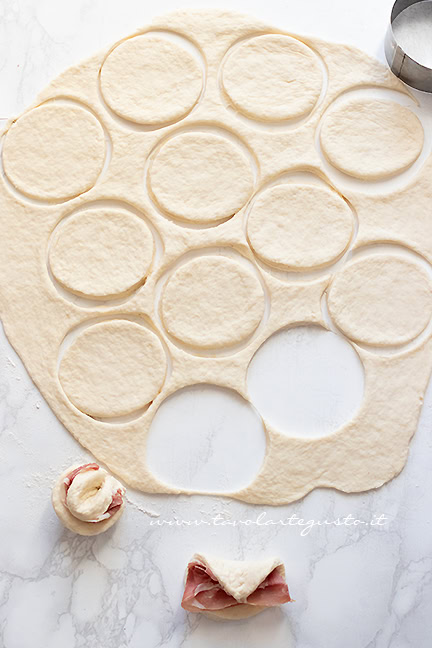 preparare la focaccia pizzicata