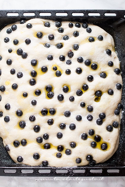 schiacciata con l'uva pronta da cuocere