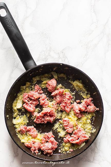 soffriggere salsiccia e cipolla nella pasta alla boscaiola