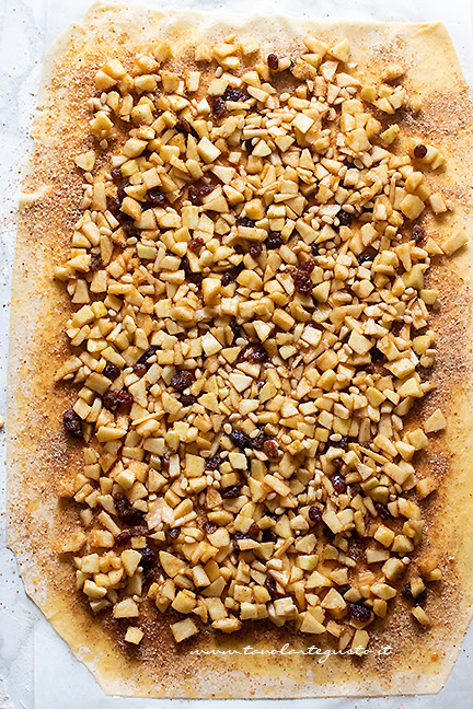 aggiungere il ripieno nello strudel di mele