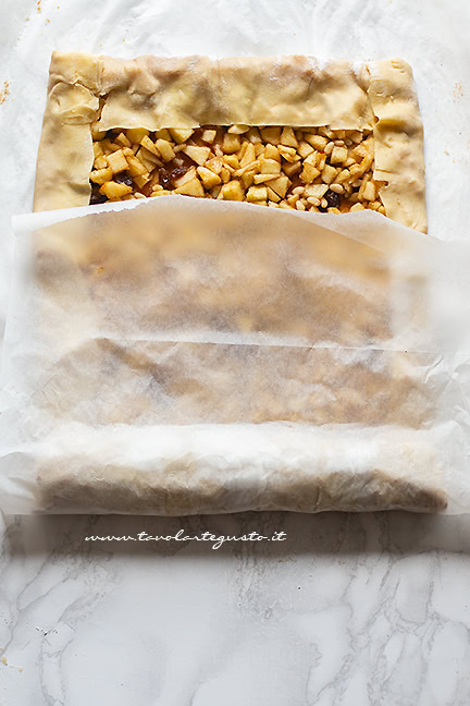 arrotolare lo strudel di mele