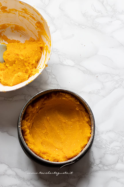 assemblare lo sformato di zucca