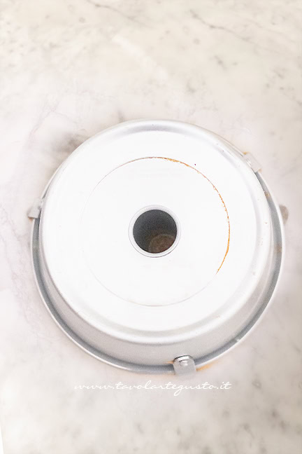 capovolgere e sformare la chiffon cake