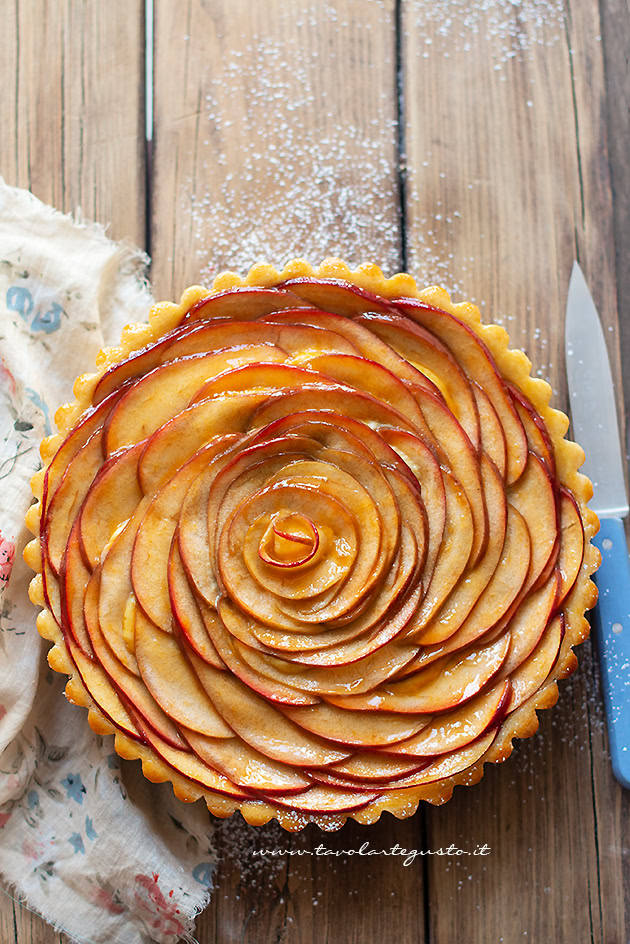 crostata di mele appena sfornata