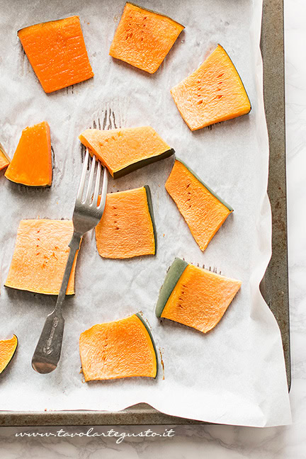 cuocere la zucca per fare il polpettone di zucca