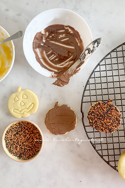 decorare i biscotti di halloween