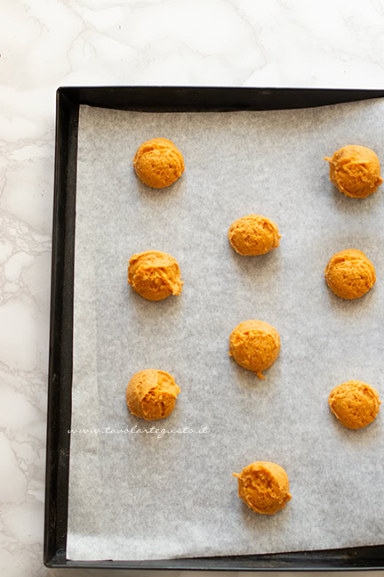 formare i biscotti alla zucca