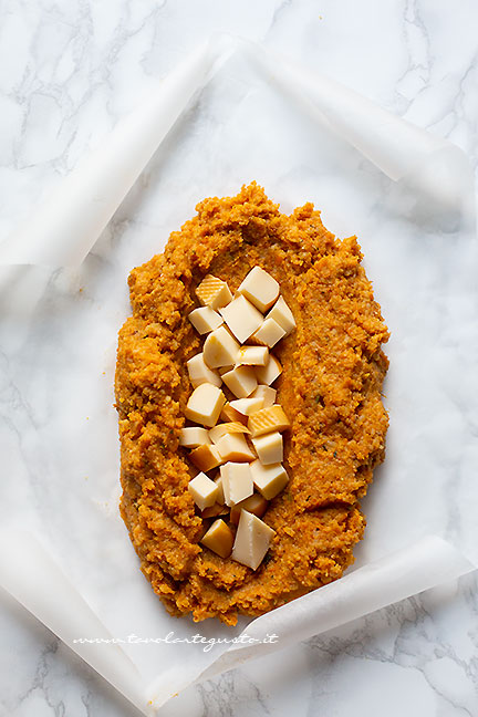impasto e ripieno del polpettone di zucca