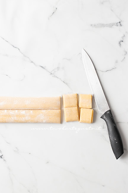 preparare la pasta per le pappardelle ai funghi porcini