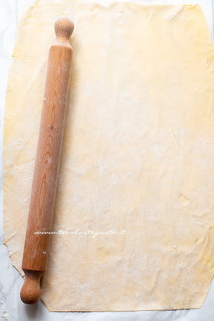 stendere la pasta per strudel di mele