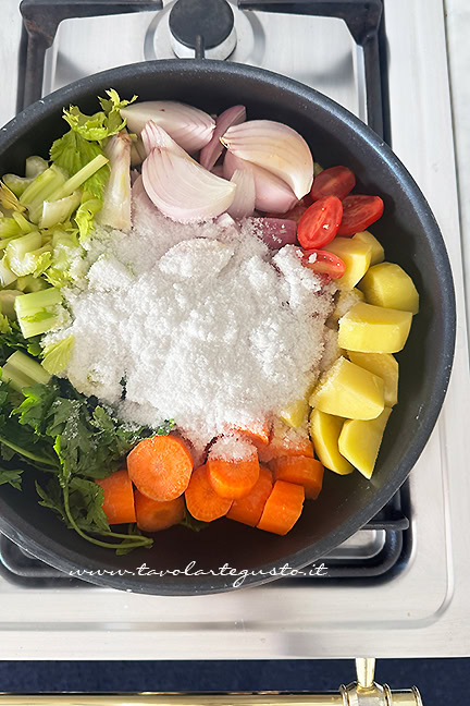 verdure + sale per dado vegetale fatto in casa