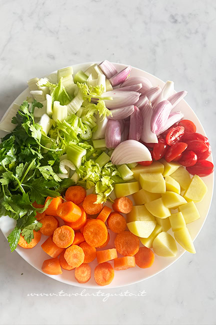 verdure tagliate per dado vegetale fatto in casa