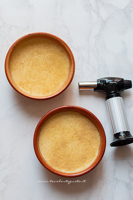 come usare il cannello nella crema catalana