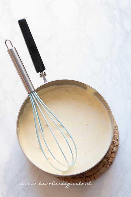 cottura su fuoco della crema catalana