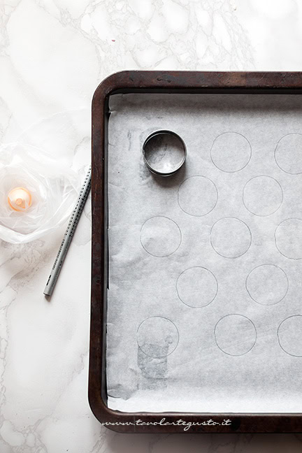 disegnare i macarons su carta da forno
