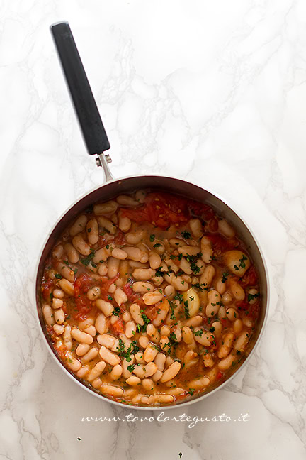 lasciar stufare i fagioli in pentola - ricetta pasta e fagioli