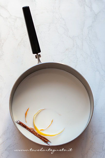 scaldare latte, bucce di agrumi e cannalla per fare la crema catalana