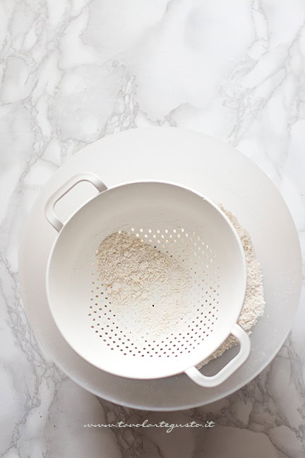 setacciare la farina per macarons