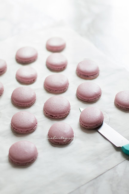 staccare i macarons dalla carta da forno