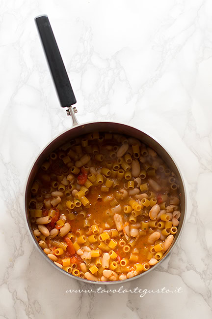 unire la pasta ai fagioli in pentola