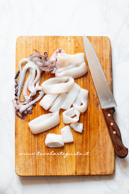 affettare i calamari per calamarata