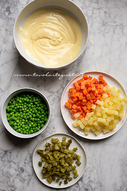 tagliare le verdure nell'insalata russa