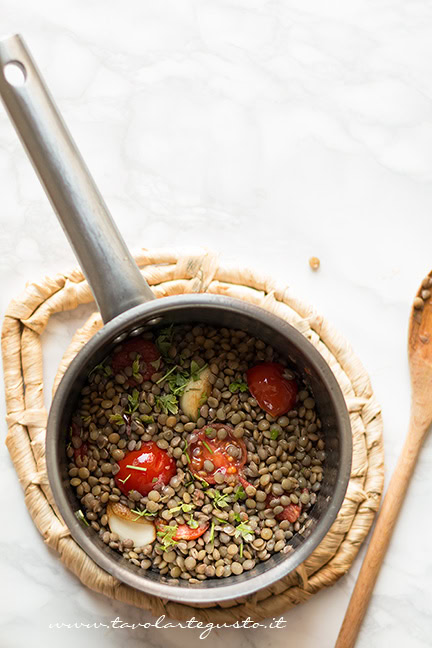 cuocere la zuppa di lenticchie