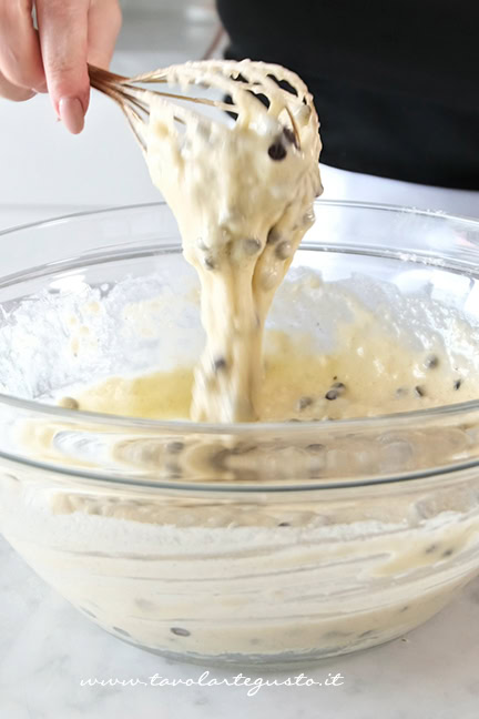 impasto dei muffin con gocce di cioccolato